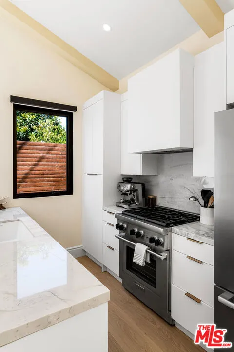 1006 S Bundy Los Angeles, CA 90049