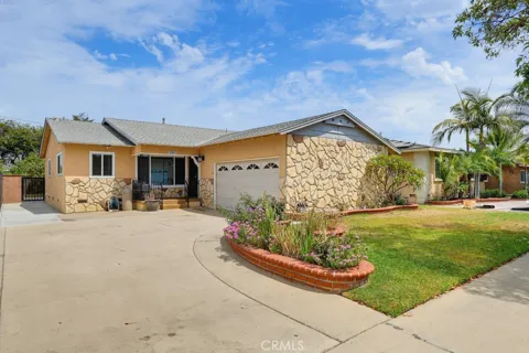 2841 E 69th