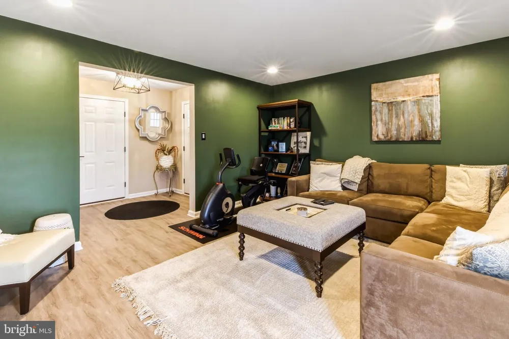 86 AVIARY ROAD West Deptford, NJ 08086