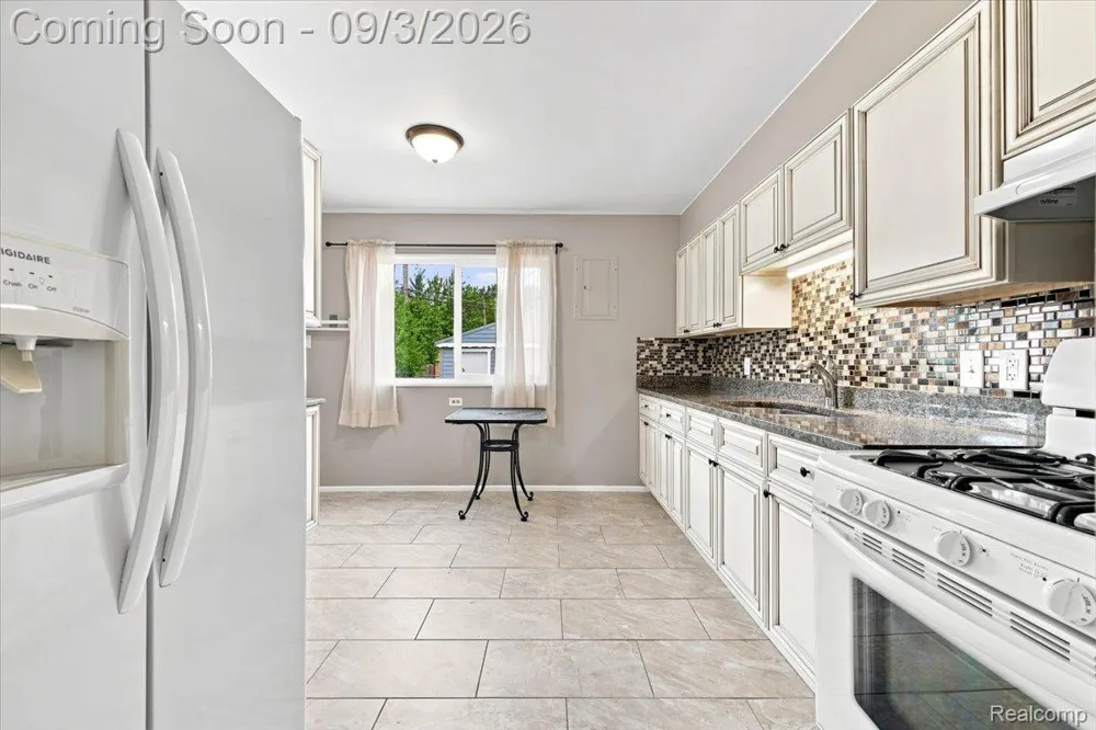 14801 Mona Avenue Warren City, MI 48089