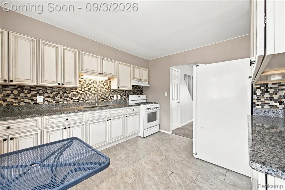 14801 Mona Avenue Warren City, MI 48089
