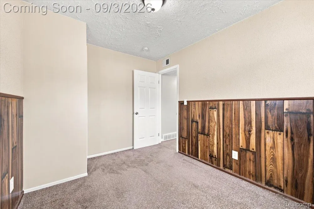 14801 Mona Avenue Warren City, MI 48089