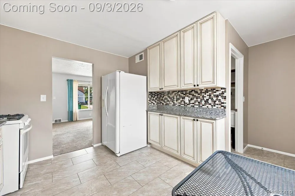 14801 Mona Avenue Warren City, MI 48089