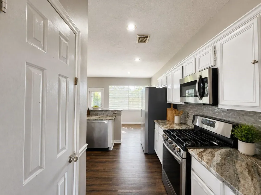 2412 Mission Circle Friendswood, TX 77546