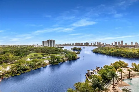16385 Biscayne #804