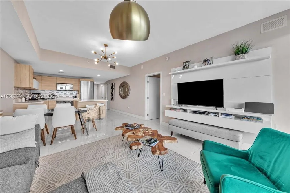 16385 Biscayne #804 North Miami Beach, FL 33160