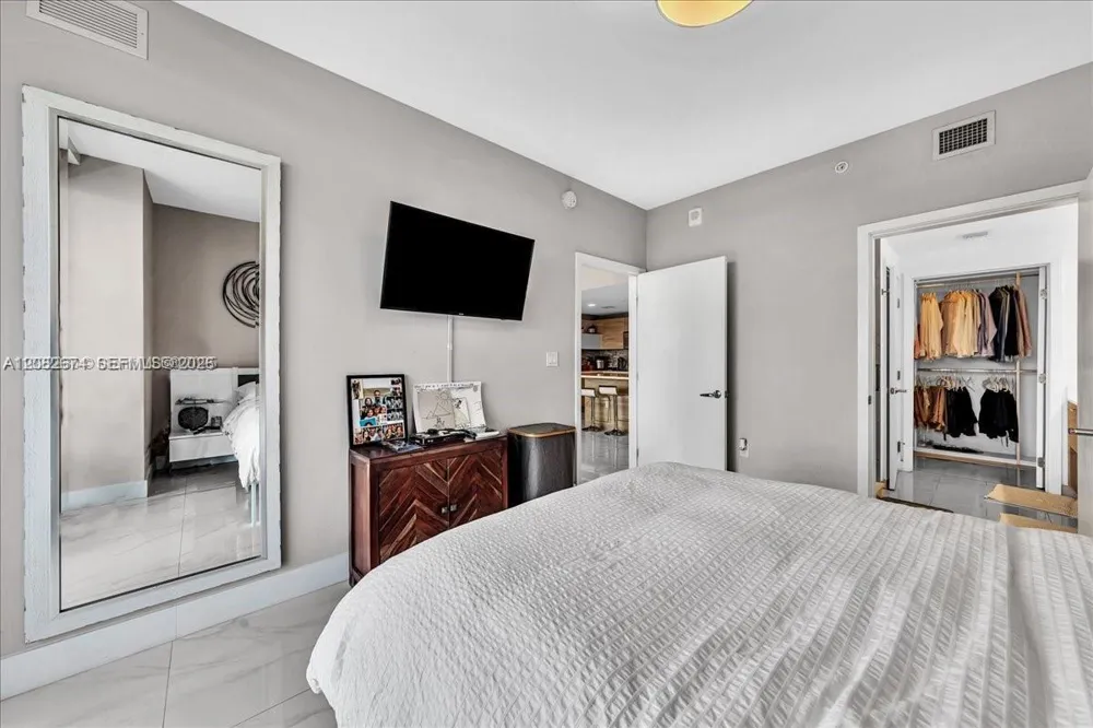 16385 Biscayne #804 North Miami Beach, FL 33160