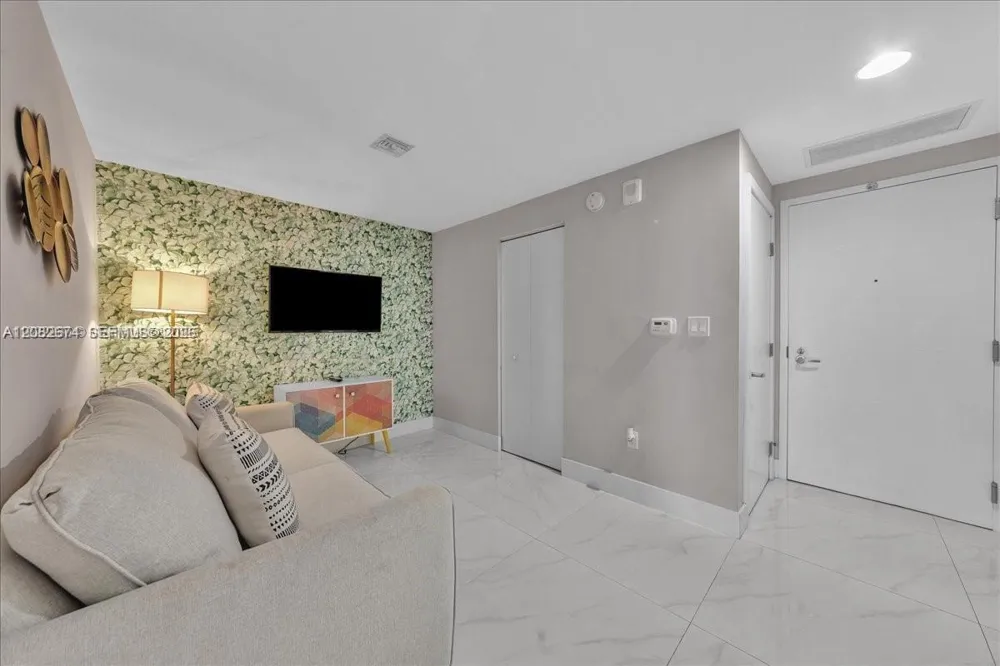 16385 Biscayne #804 North Miami Beach, FL 33160