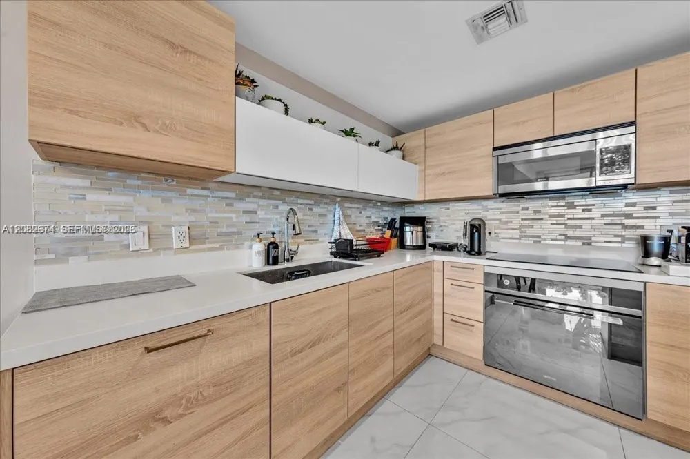 16385 Biscayne #804 North Miami Beach, FL 33160