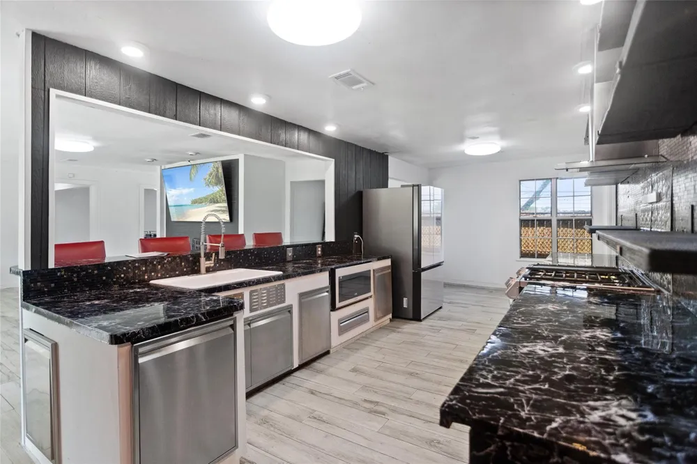 5001 Texas Avenue La Marque, TX 77568