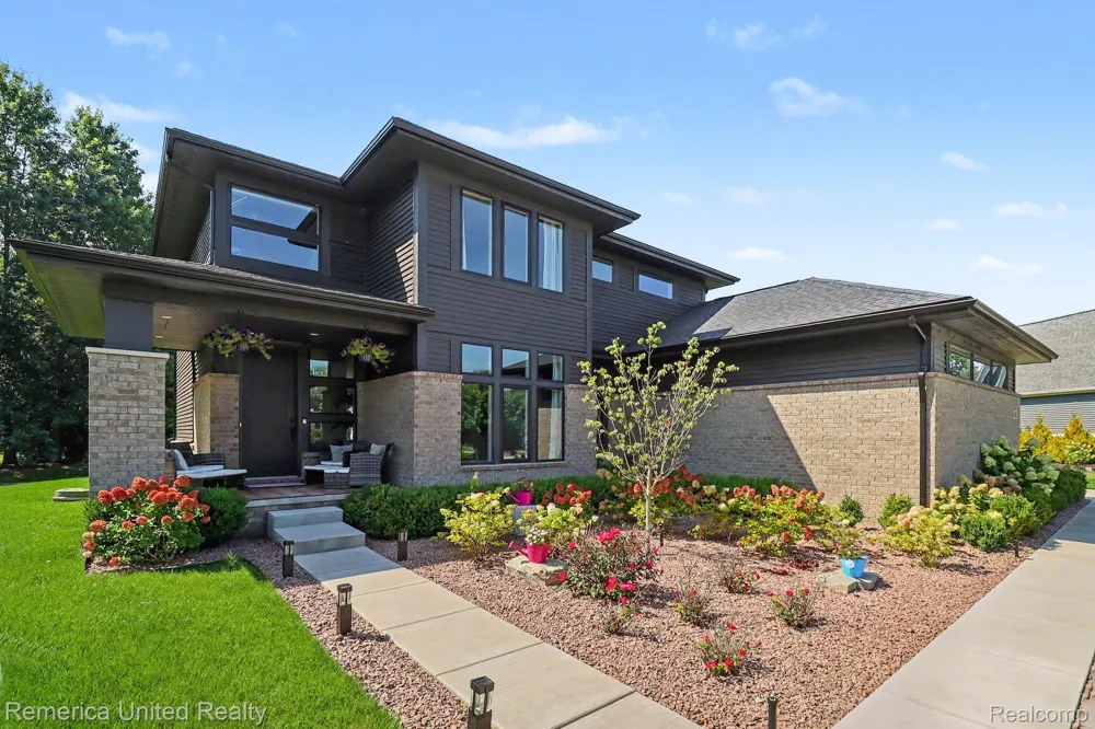 4083 Inverrary Court Commerce Charter Township, MI 48382