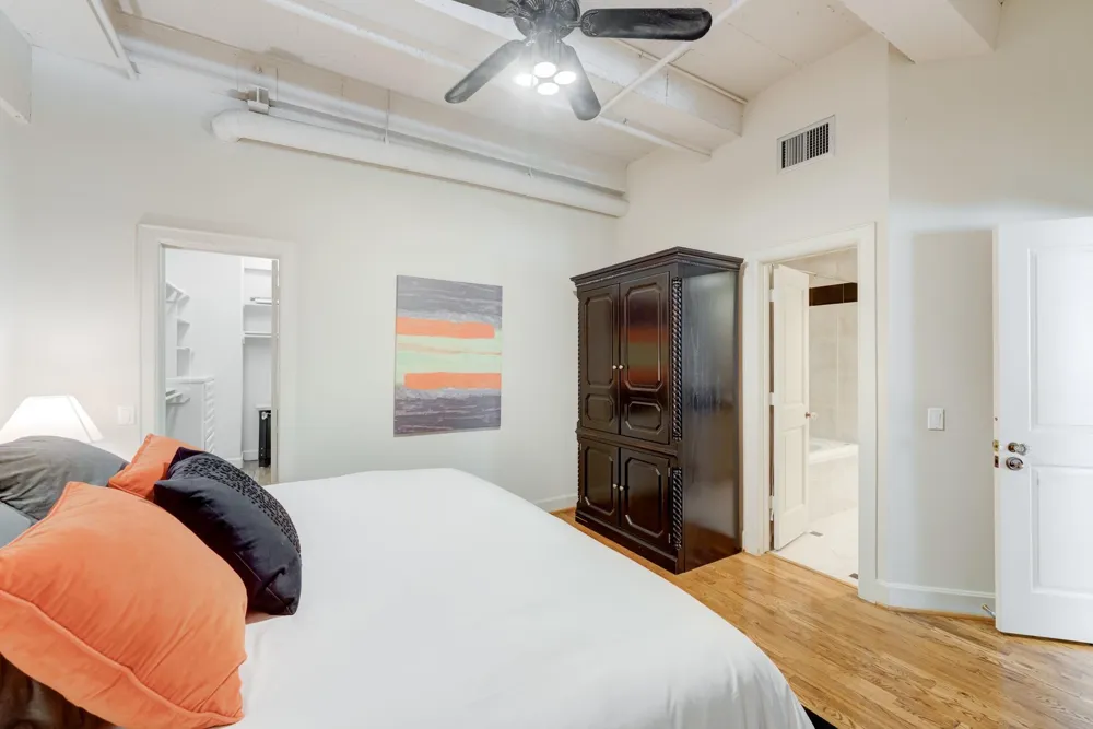 1120 Texas Street #5D Houston, TX 77002