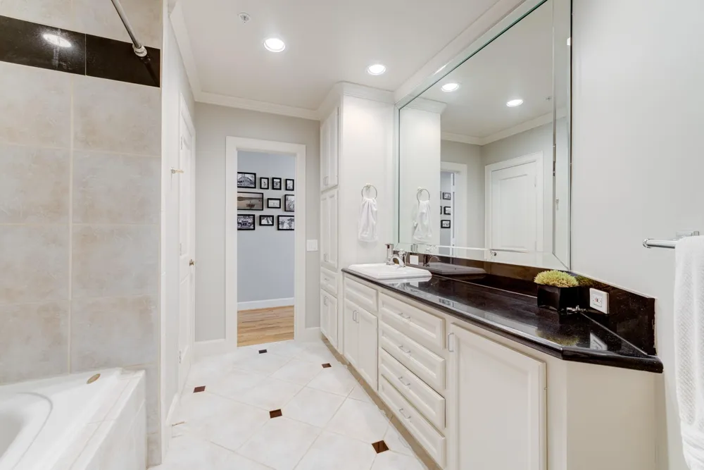 1120 Texas Street #5D Houston, TX 77002