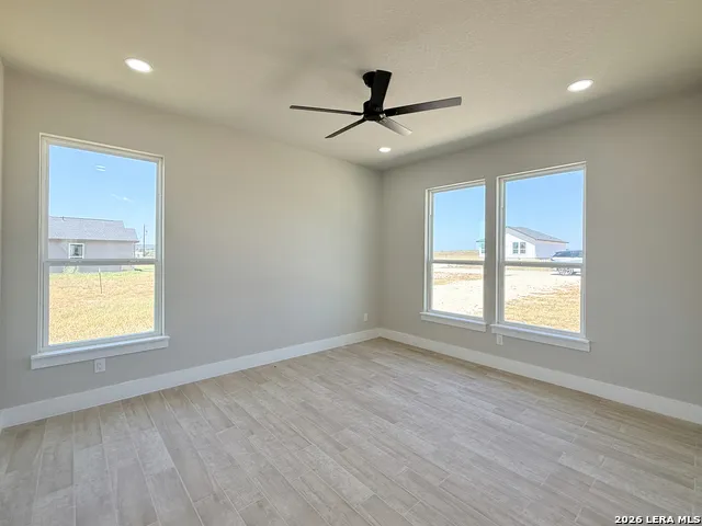 125 Camino Verde Ct La Vernia, TX 78121