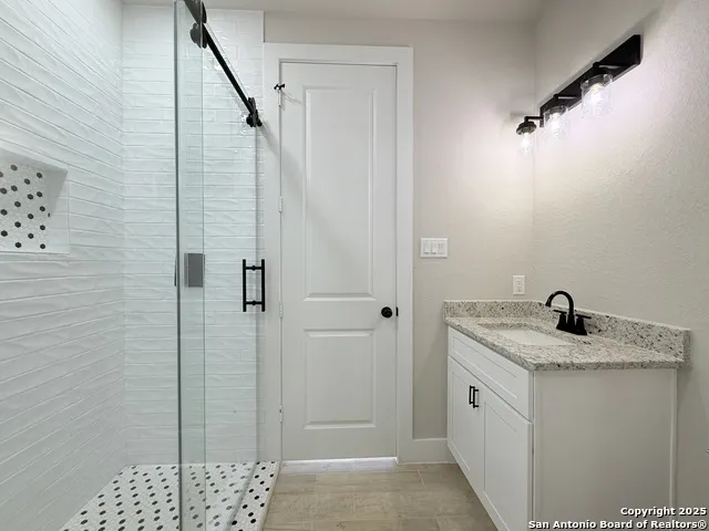 125 Camino Verde Ct La Vernia, TX 78121
