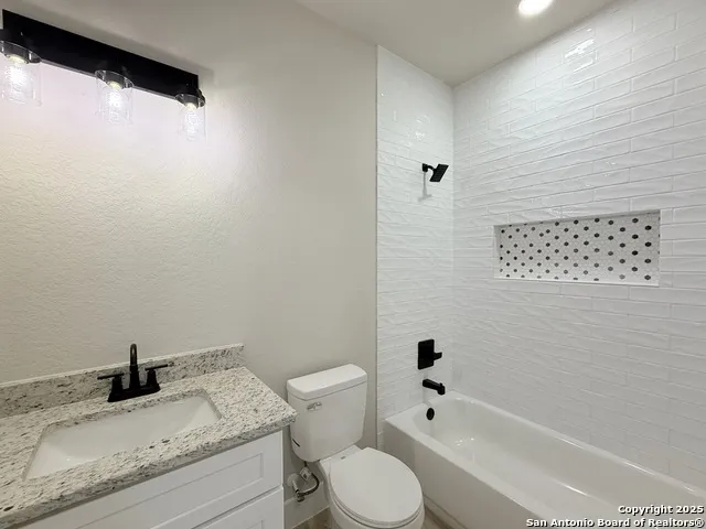 125 Camino Verde Ct La Vernia, TX 78121