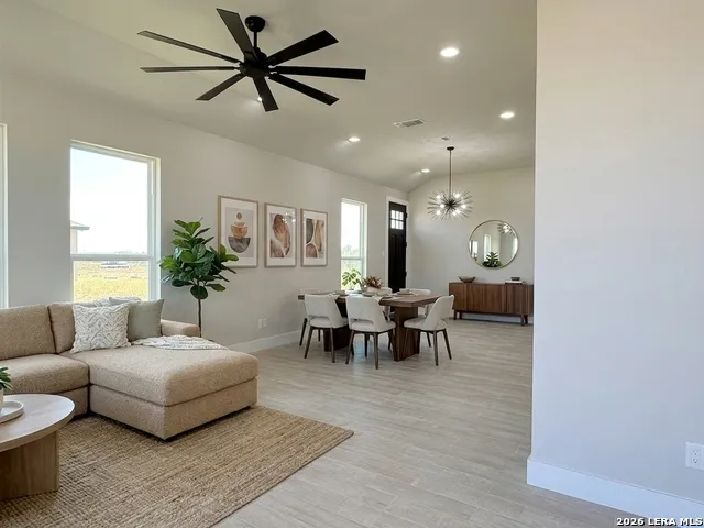 125 Camino Verde Ct La Vernia, TX 78121