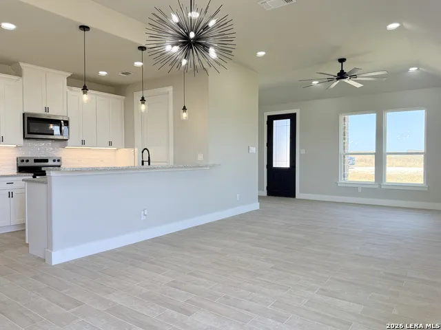 125 Camino Verde Ct La Vernia, TX 78121