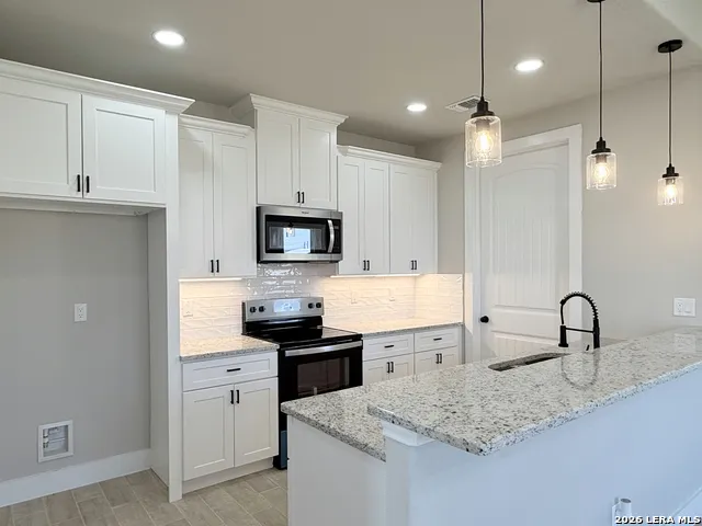 125 Camino Verde Ct La Vernia, TX 78121