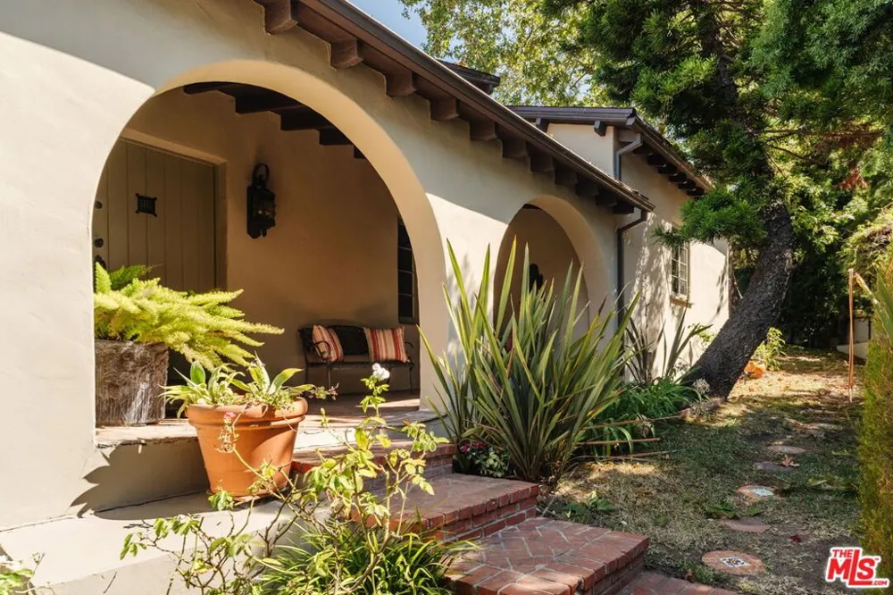 6812 Treasure Trail Los Angeles, CA 90068