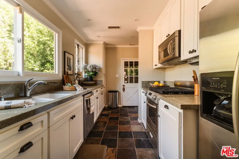 6812 Treasure Trail Los Angeles, CA 90068