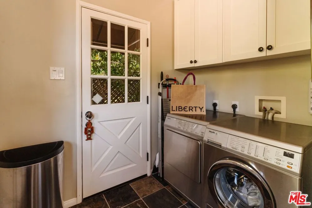 6812 Treasure Trail Los Angeles, CA 90068