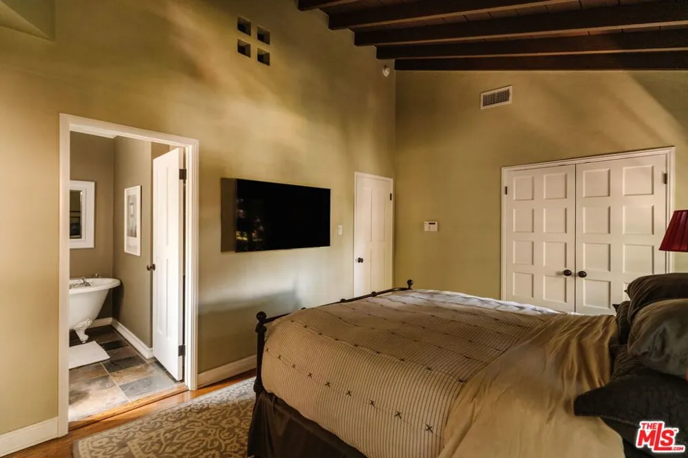 6812 Treasure Trail Los Angeles, CA 90068