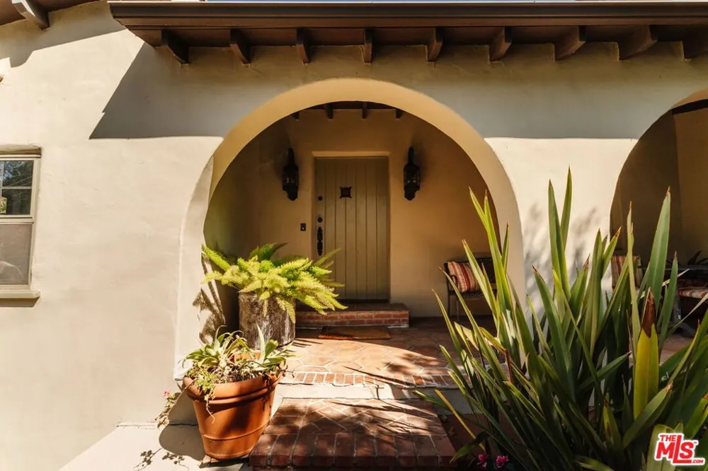 6812 Treasure Trail Los Angeles, CA 90068