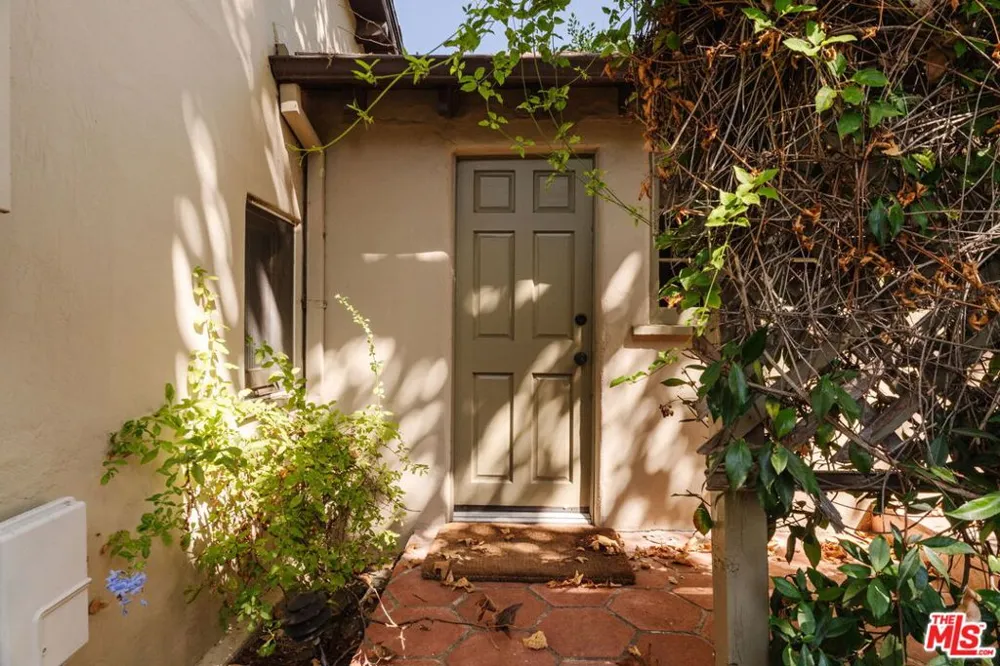 6812 Treasure Trail Los Angeles, CA 90068