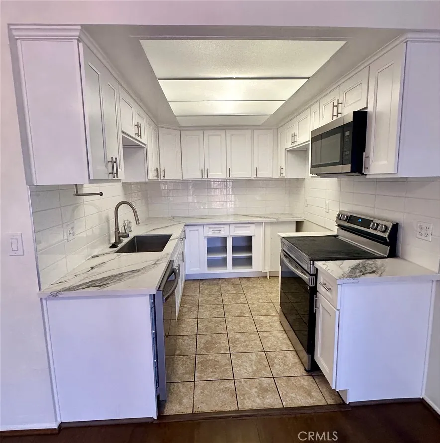 835 W Orangewood Anaheim, CA 92802