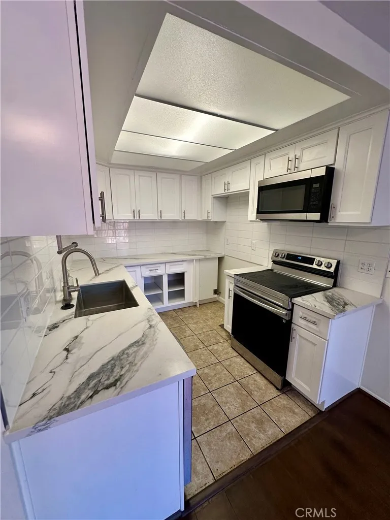 835 W Orangewood Anaheim, CA 92802