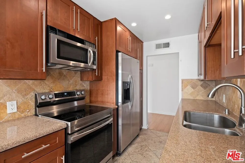 10751 WILSHIRE BOULEVARD #1002 Los Angeles, CA 90024