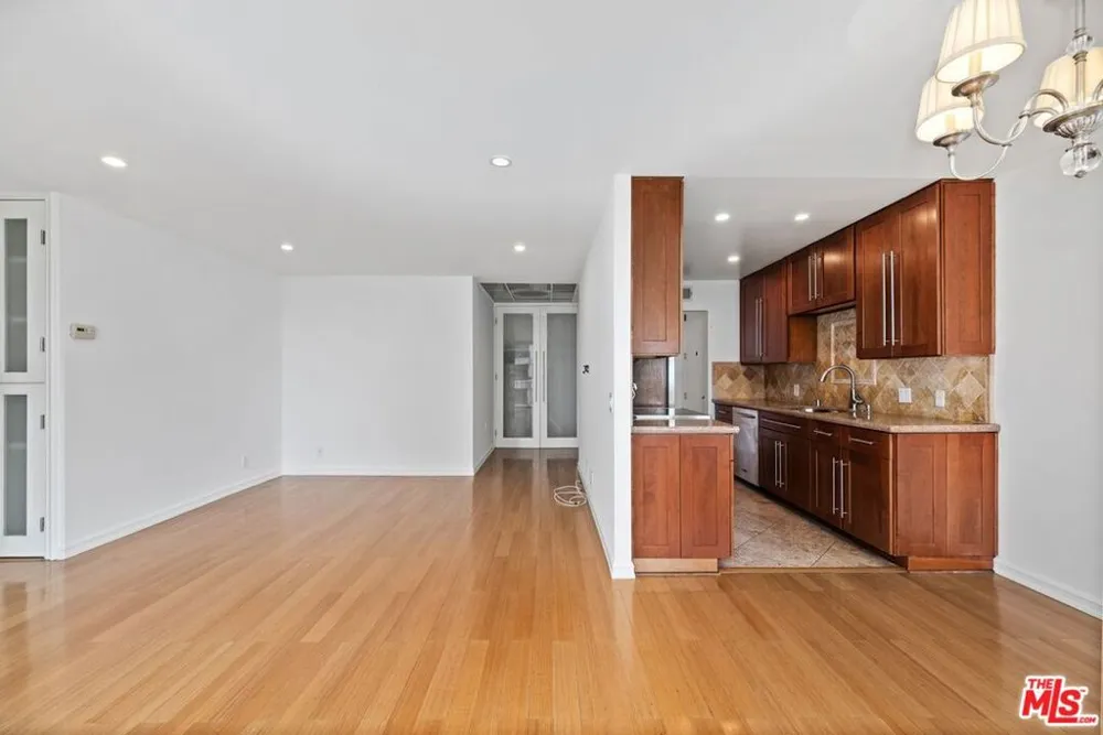 10751 WILSHIRE BOULEVARD #1002 Los Angeles, CA 90024