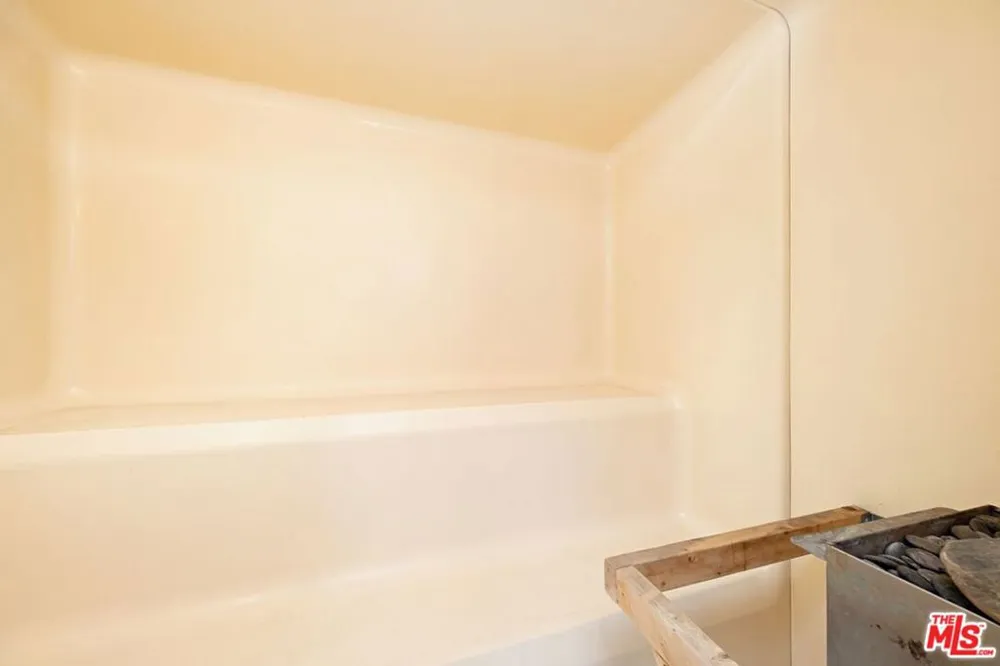 10751 WILSHIRE BOULEVARD #1002 Los Angeles, CA 90024