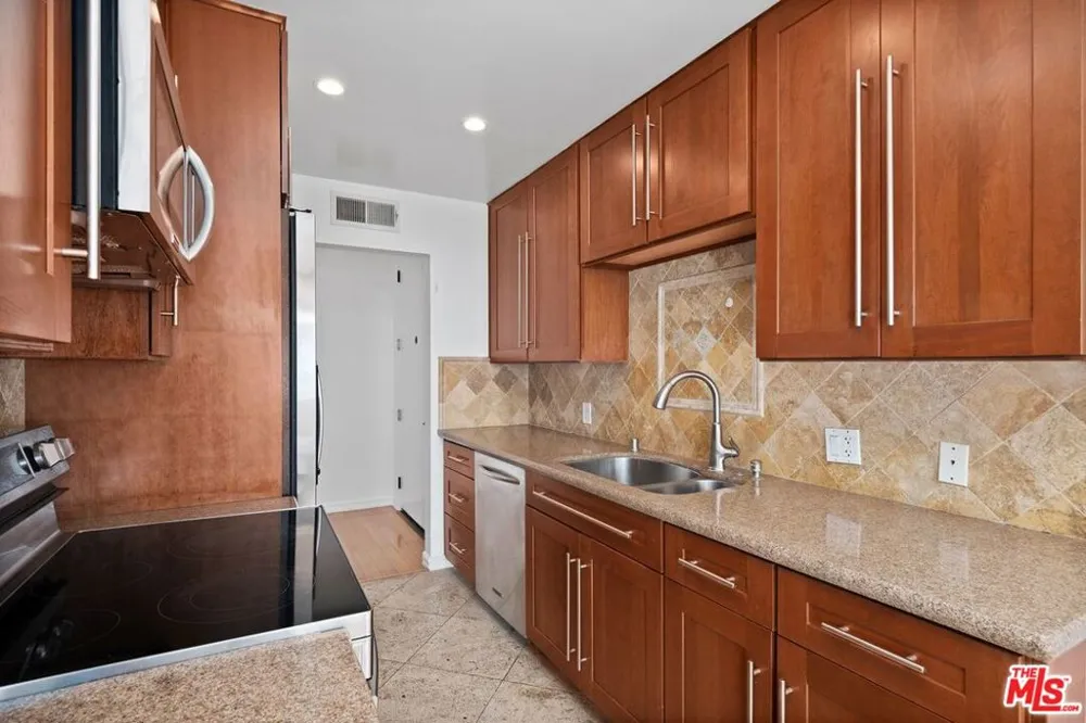 10751 WILSHIRE BOULEVARD #1002 Los Angeles, CA 90024
