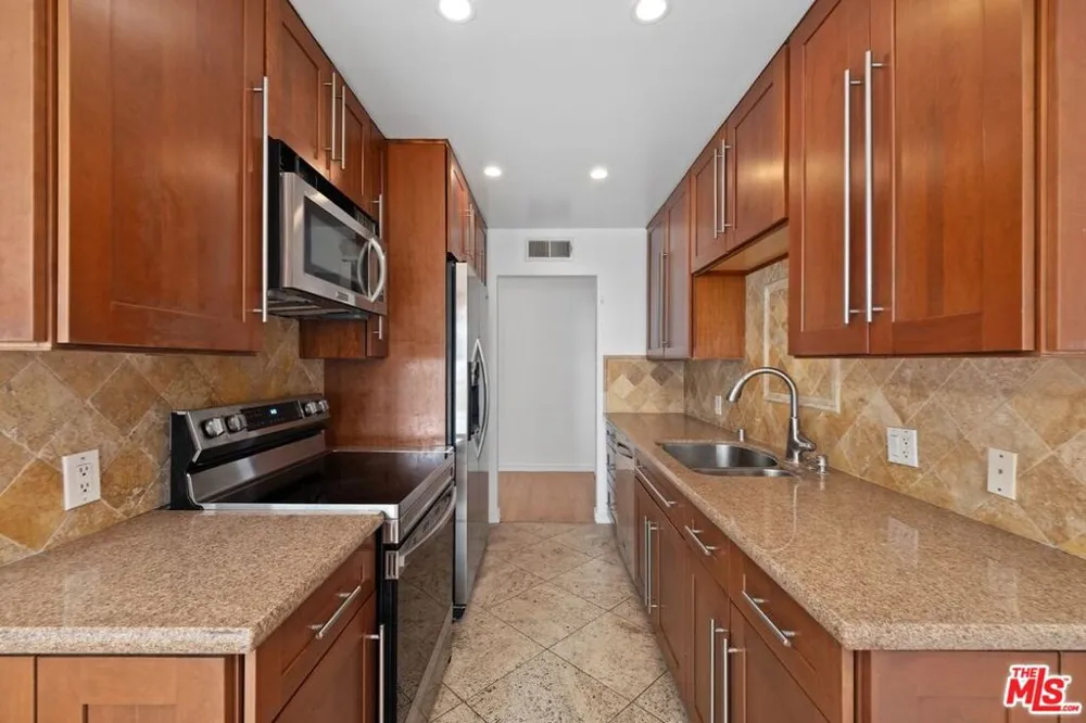 10751 WILSHIRE BOULEVARD #1002 Los Angeles, CA 90024