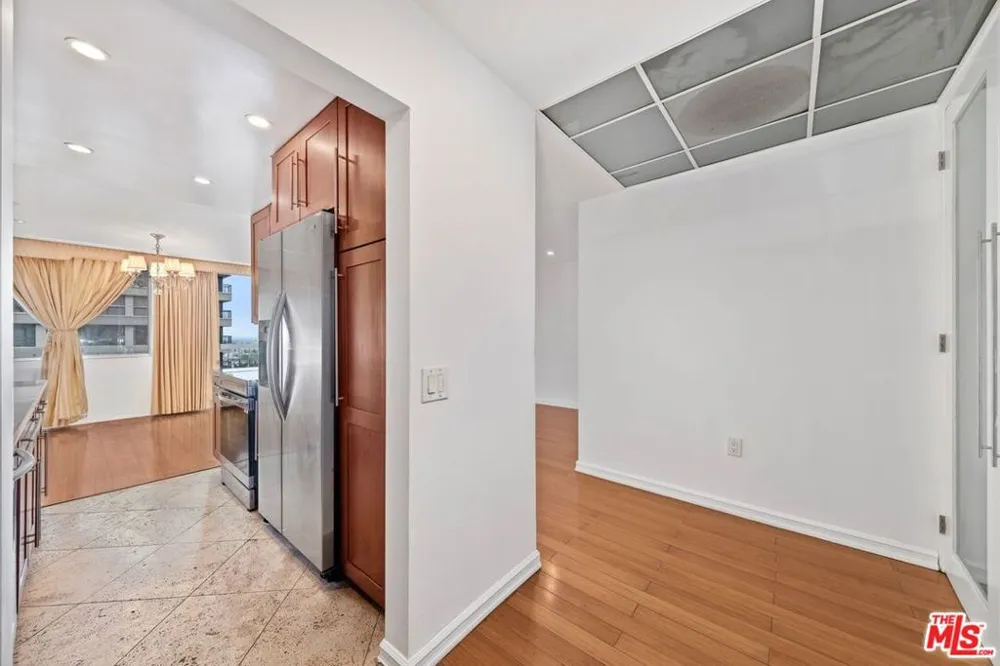 10751 WILSHIRE BOULEVARD #1002 Los Angeles, CA 90024
