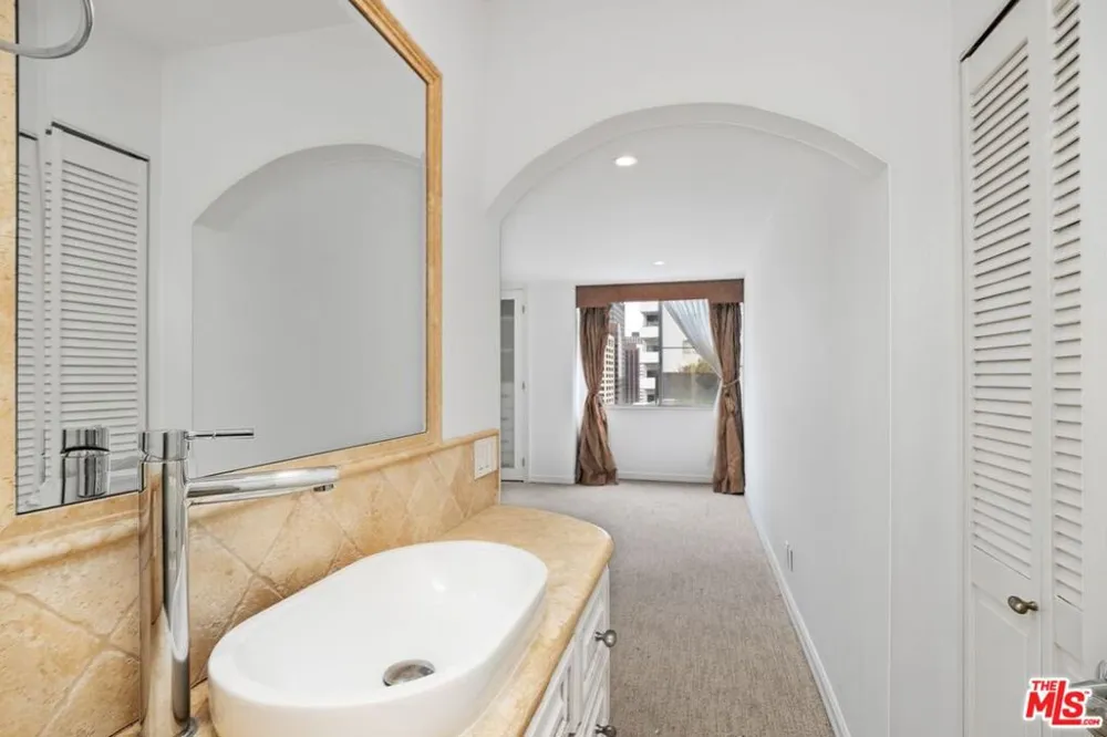 10751 WILSHIRE BOULEVARD #1002 Los Angeles, CA 90024