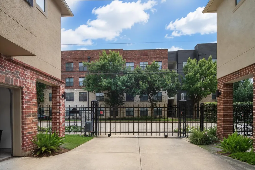 3848 Center Street Houston, TX 77007