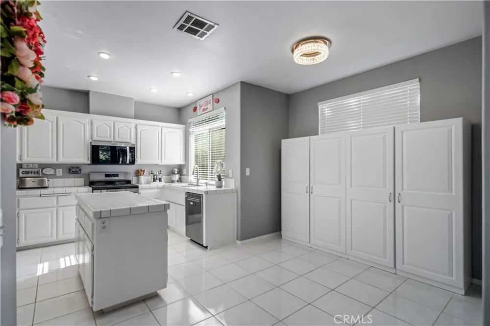 42031 Crestland Lancaster, CA 93536