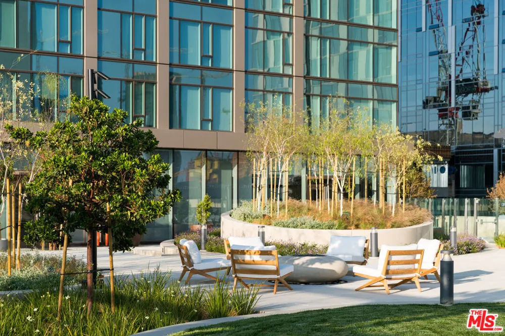 889 Francisco Street #807 Los Angeles, CA 90017
