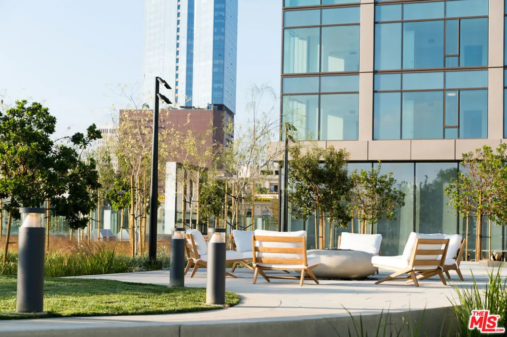 889 Francisco Street #807 Los Angeles, CA 90017