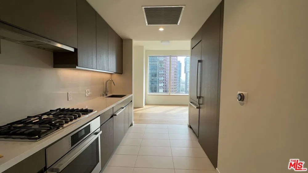 889 Francisco Street #807 Los Angeles, CA 90017