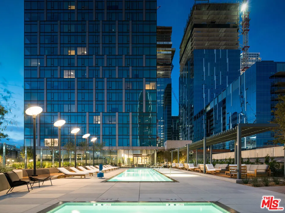 889 Francisco Street #807 Los Angeles, CA 90017