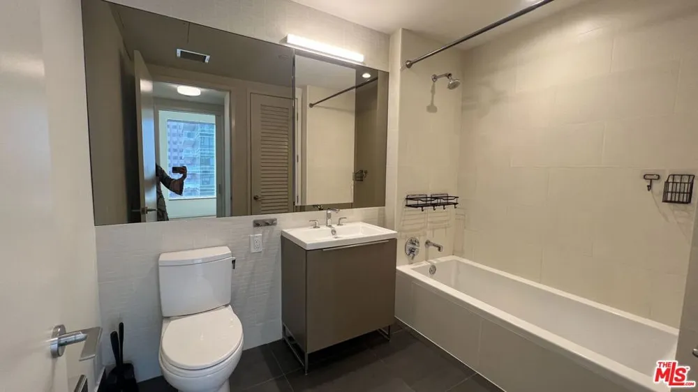 889 Francisco Street #807 Los Angeles, CA 90017