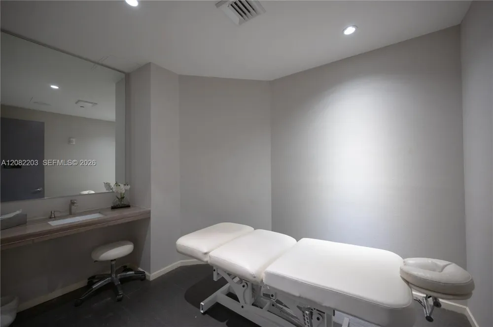 1300 Brickell Bay Dr #1601 Miami, FL 33131
