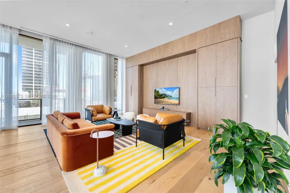 11 NE 6th St #2209 Miami, FL 33132