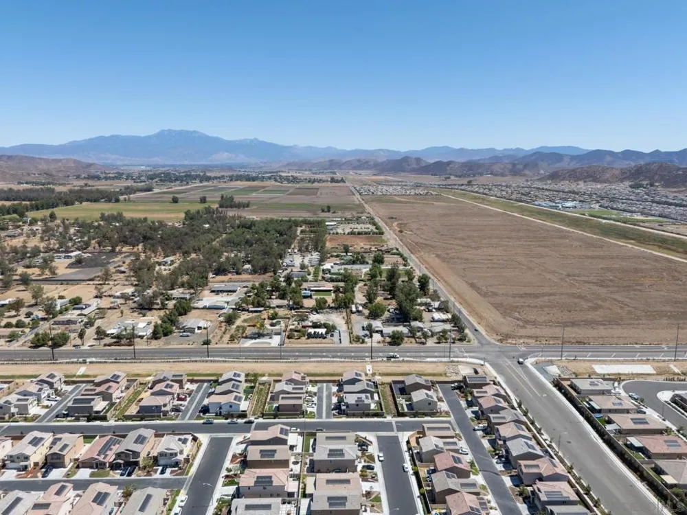 30800 ACAPPELLA DR. Winchester, CA 92596