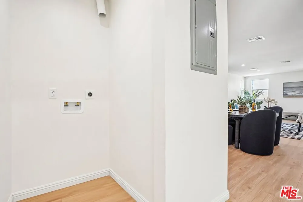2541 Carmona Avenue Los Angeles, CA 90016