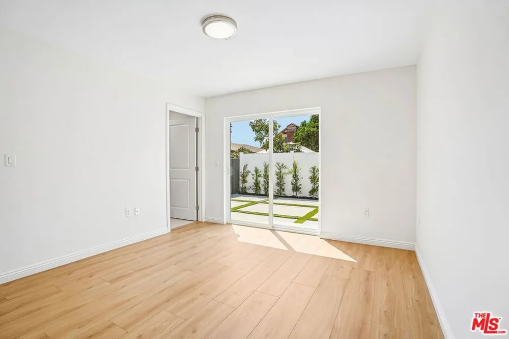 2541 Carmona Avenue Los Angeles, CA 90016